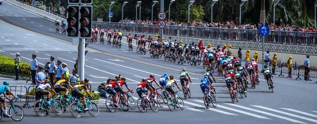 人正在张家界的深山里生吞蝗虫不朽情缘正版那个涂指甲油的女